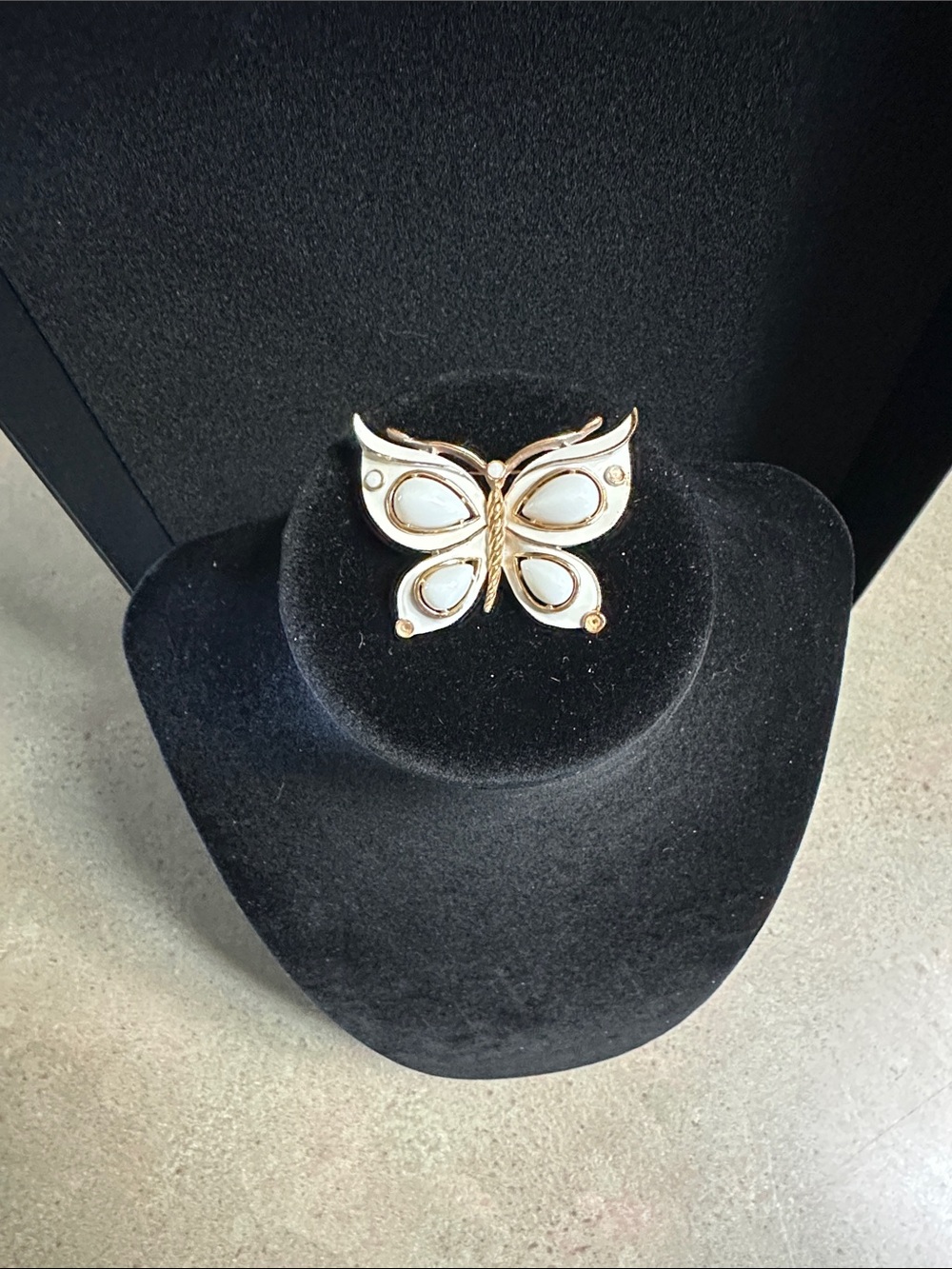 Vintage 1960’s Trifari White Enamel Gold-Tone Butterfly Brooch Missing Stones - Picture 9 of 9